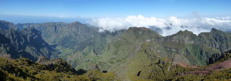 (19) Ribeiro do Curral and the trail to Encumeada.jpg